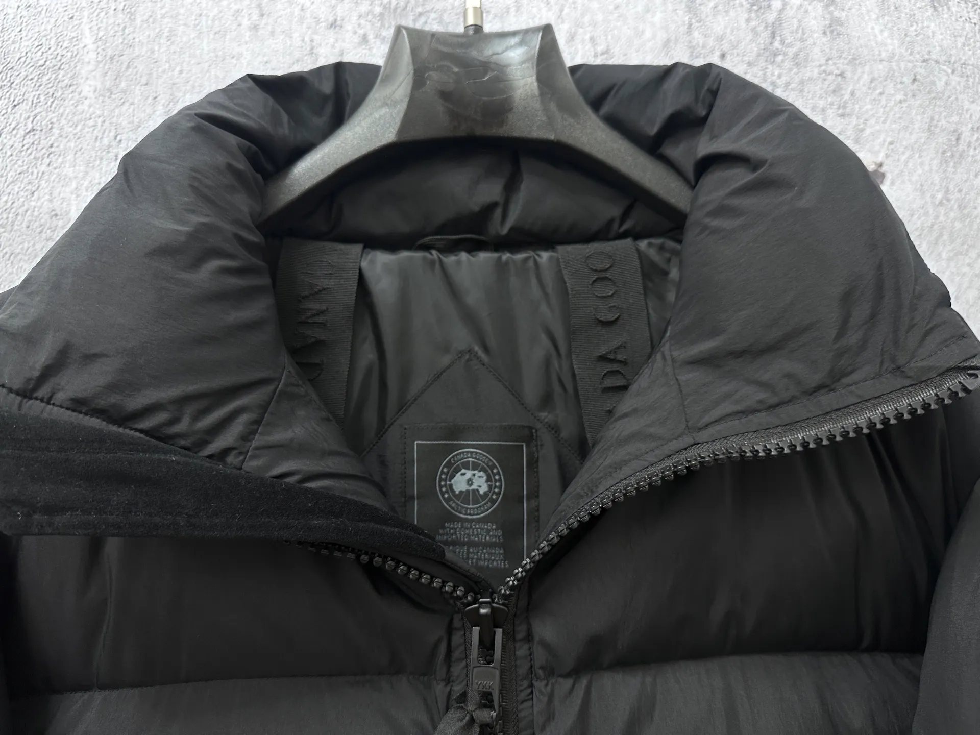 P840 【Canada gooes】Large Goose Sleeve Stand Collar Down Jacket Lawrence down jacket provides basic protection for daily adventures. Delicately soft fabric, this is a water-repellent fabric that is soft to the touch yet durable. Filled with extremely fluffy white duck down. This piece has a quilted body and structured down. Padded collar and reflective double-stripe grip tape. Extended hem and tucked-in inner rib-knit cuffs. Size: XS-2XL